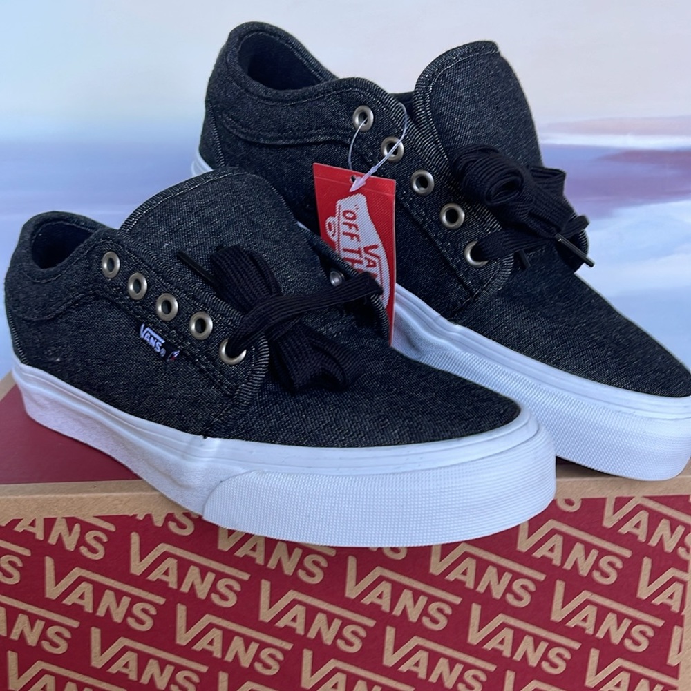 Vans WMNS Chukka Low (Denim) Black/Pewter/White
VN0A38CGRY8
Sneakers - Picture 5 of 16